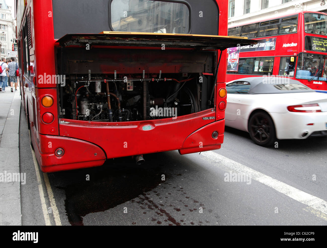 Un London bus fuori servizio a causa di un guasto meccanico su Regent Street, Londra, Inghilterra, Regno Unito Foto Stock