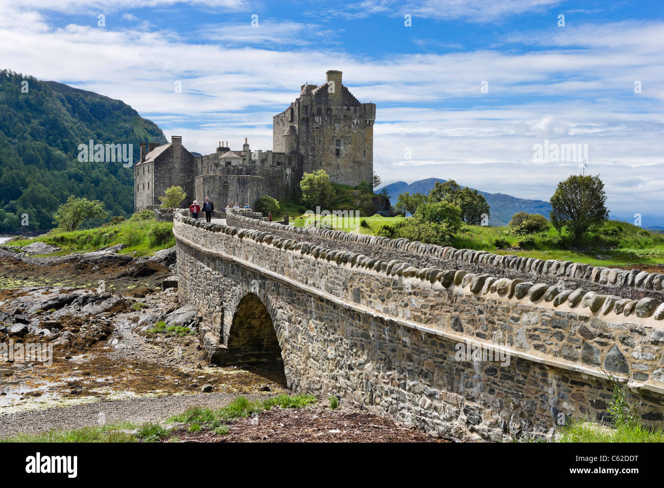 Turisti attraversando il ponte di Eilean Donan Castle e Loch Duich, Highland, Scotland, Regno Unito Foto Stock