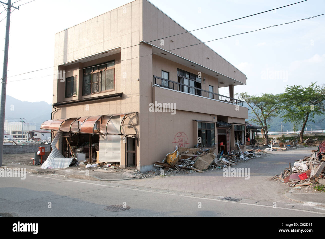 Un edificio in Kamaishi, Giappone, distrutte dallo tsunami ha vernice spray da militari Usa le squadre di soccorso sul lato, Giugno 2011. Foto Stock