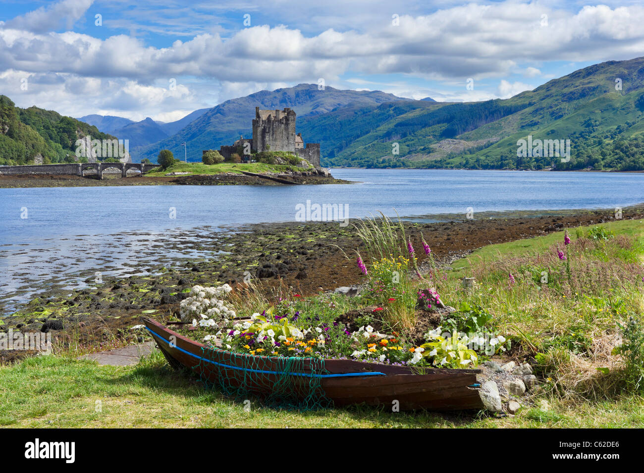Vista in direzione di Eilean Donan Castle e Loch Duich, Highland, Scotland, Regno Unito. Paesaggio scozzese / Paesaggi / CASTELLI Foto Stock