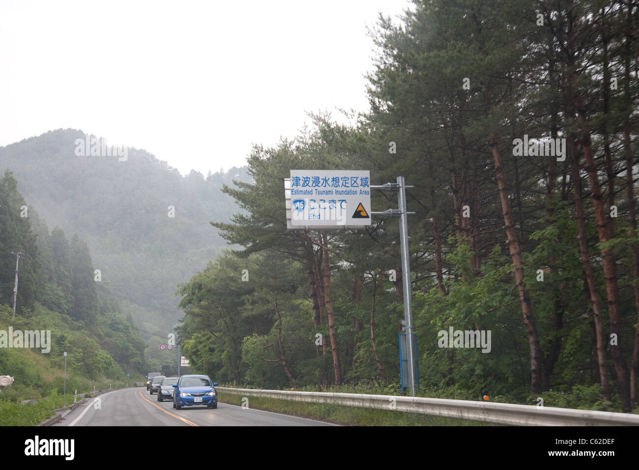Un segno posto prima del terremoto avverte del previsto Tsunami altezza vicino Kamaishi, Iwate, Giappone. Foto Stock