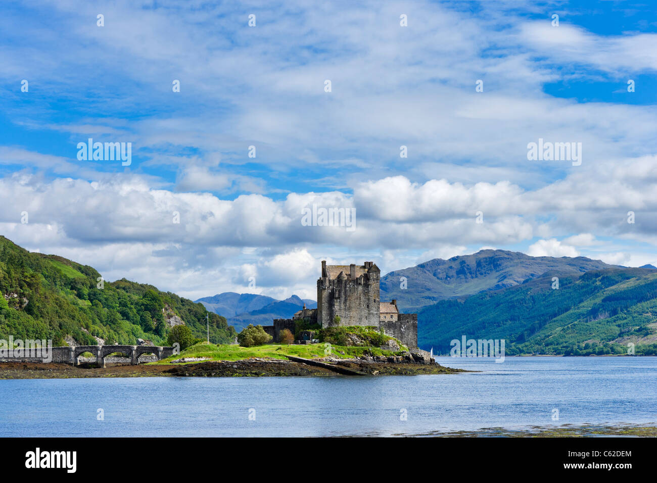 Vista in direzione di Eilean Donan Castle e Loch Duich, Highland, Scotland, Regno Unito Foto Stock