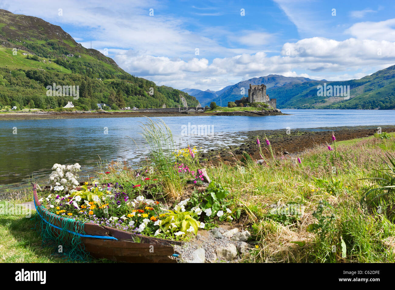 Vista in direzione di Eilean Donan Castle e Loch Duich, Highland, Scotland, Regno Unito Foto Stock