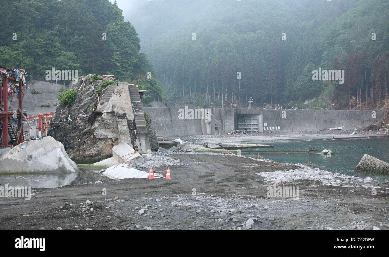 Una parete dello tsunami non è riuscito nei pressi di Kesennuma City, Giappone. Foto Stock