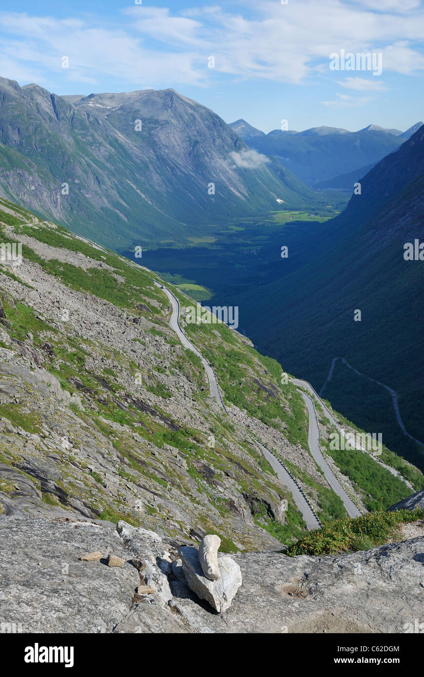 Pendio di montagna con la strada a serpentina. Trollstigen. Foto Stock