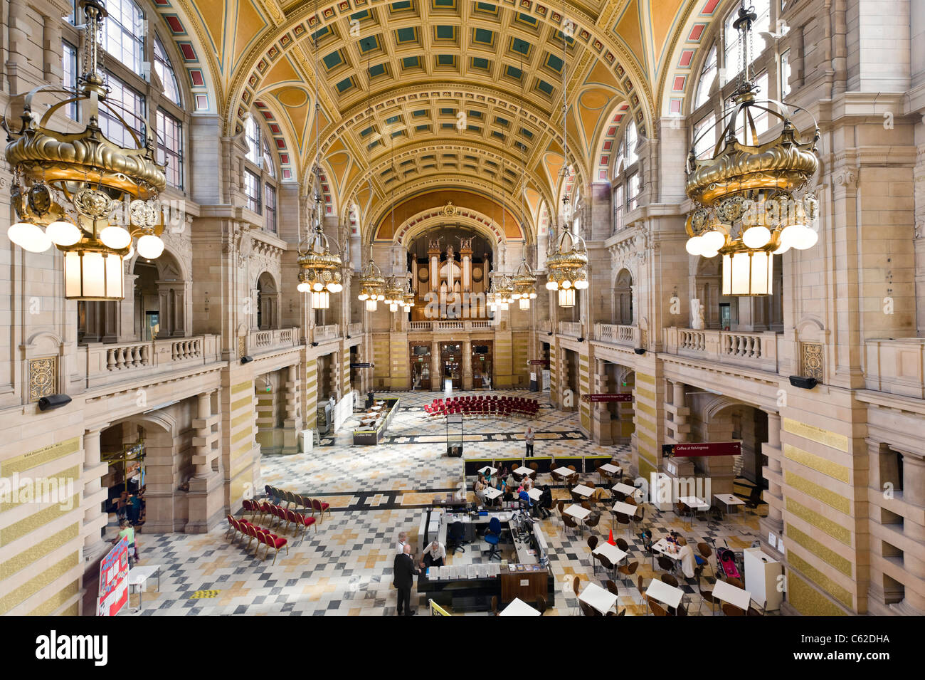 Center Hall del Kelvingrove Art Gallery and Museum con il Cafe in primo piano, West End di Glasgow, Scotland, Regno Unito Foto Stock