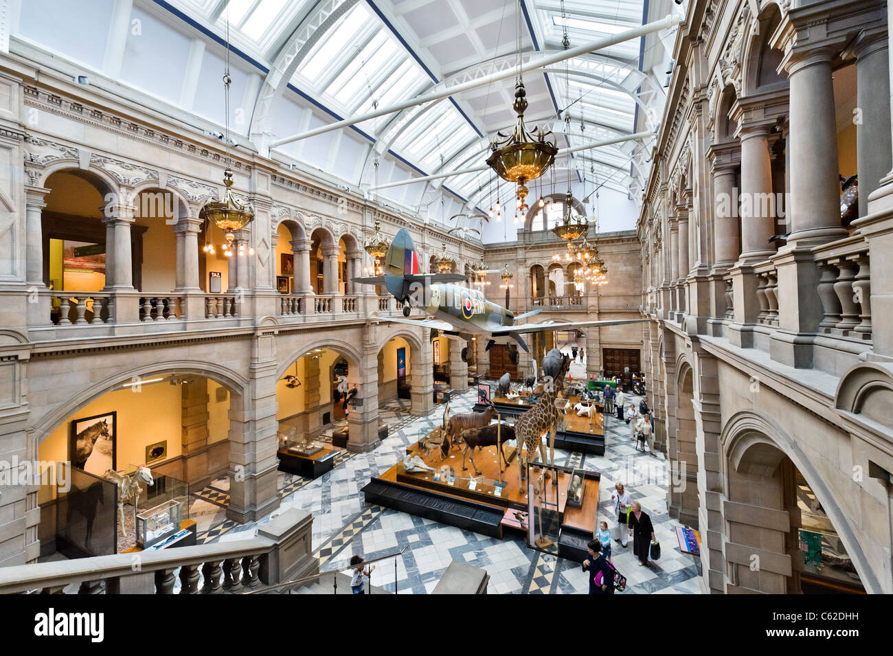 Spitfire sospesa al di sopra della corte ovest del Kelvingrove Art Gallery and Museum di Glasgow, Scotland, Regno Unito Foto Stock