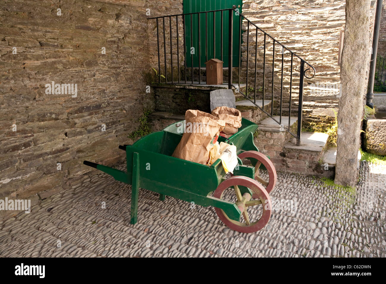 Il 'libero produrre' barrow in Lost Gardens of Heligan Foto Stock