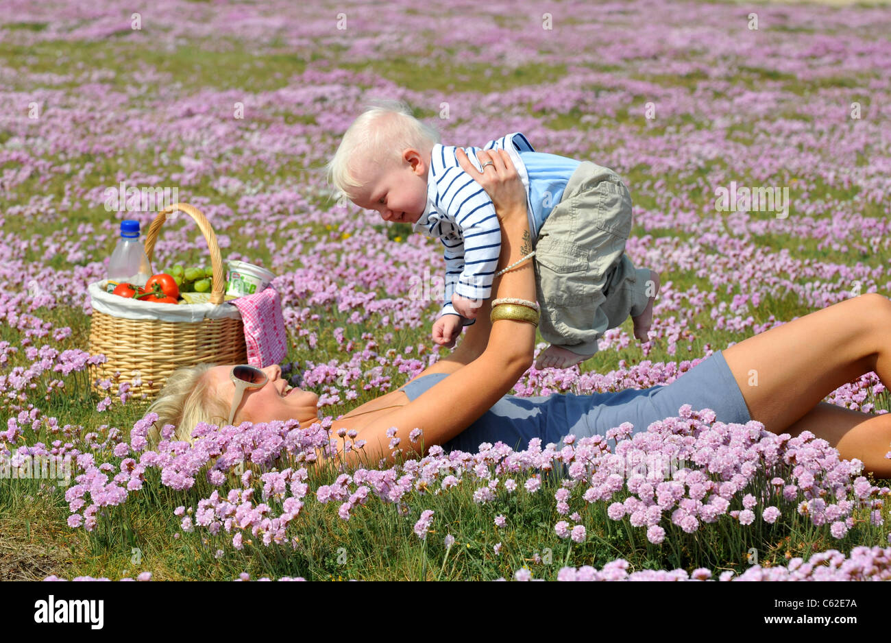 La madre e il bambino per andare per un picnic, Gran Bretagna, Regno Unito Foto Stock
