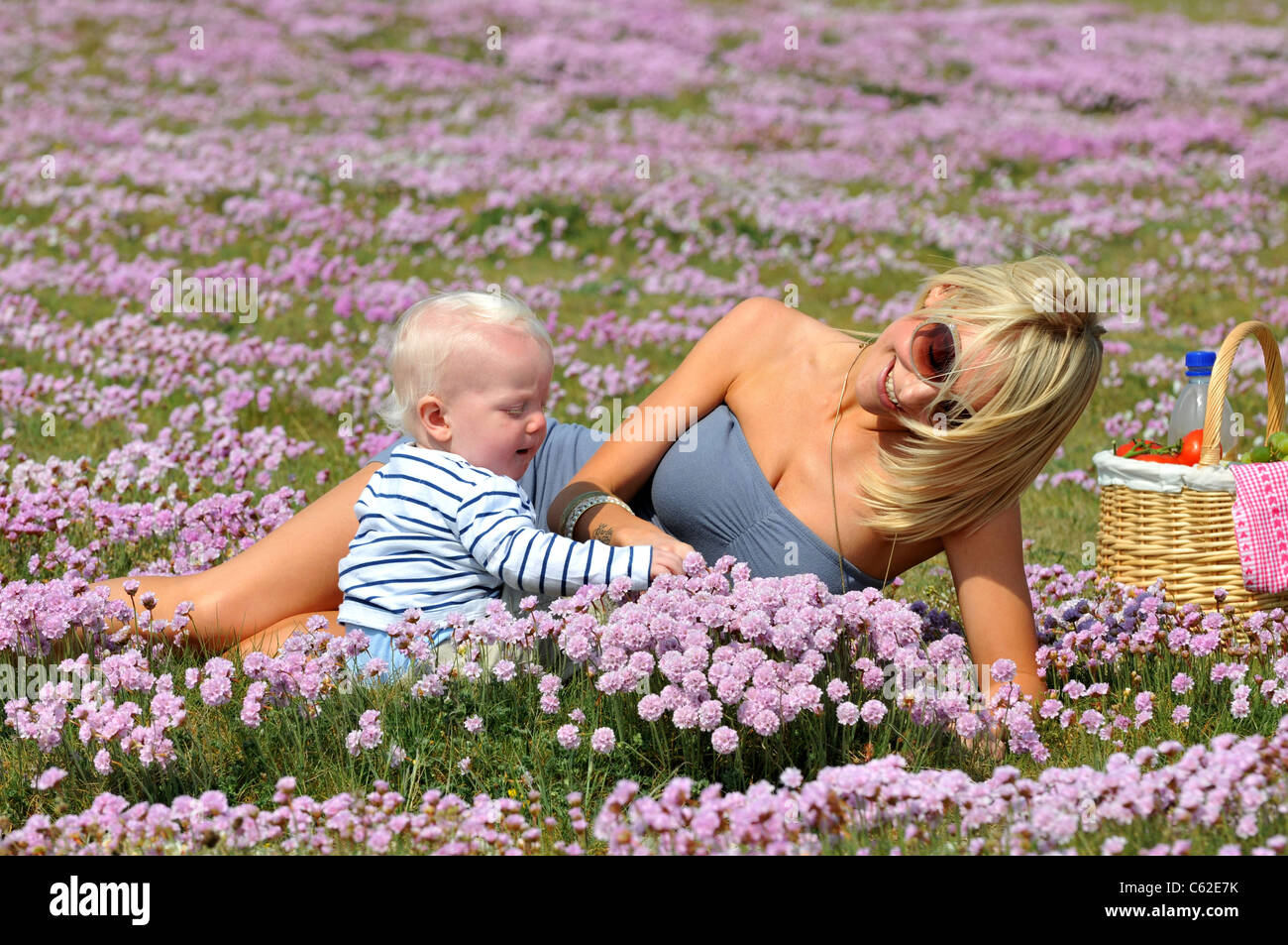La madre e il bambino per andare per un picnic, Gran Bretagna, Regno Unito Foto Stock