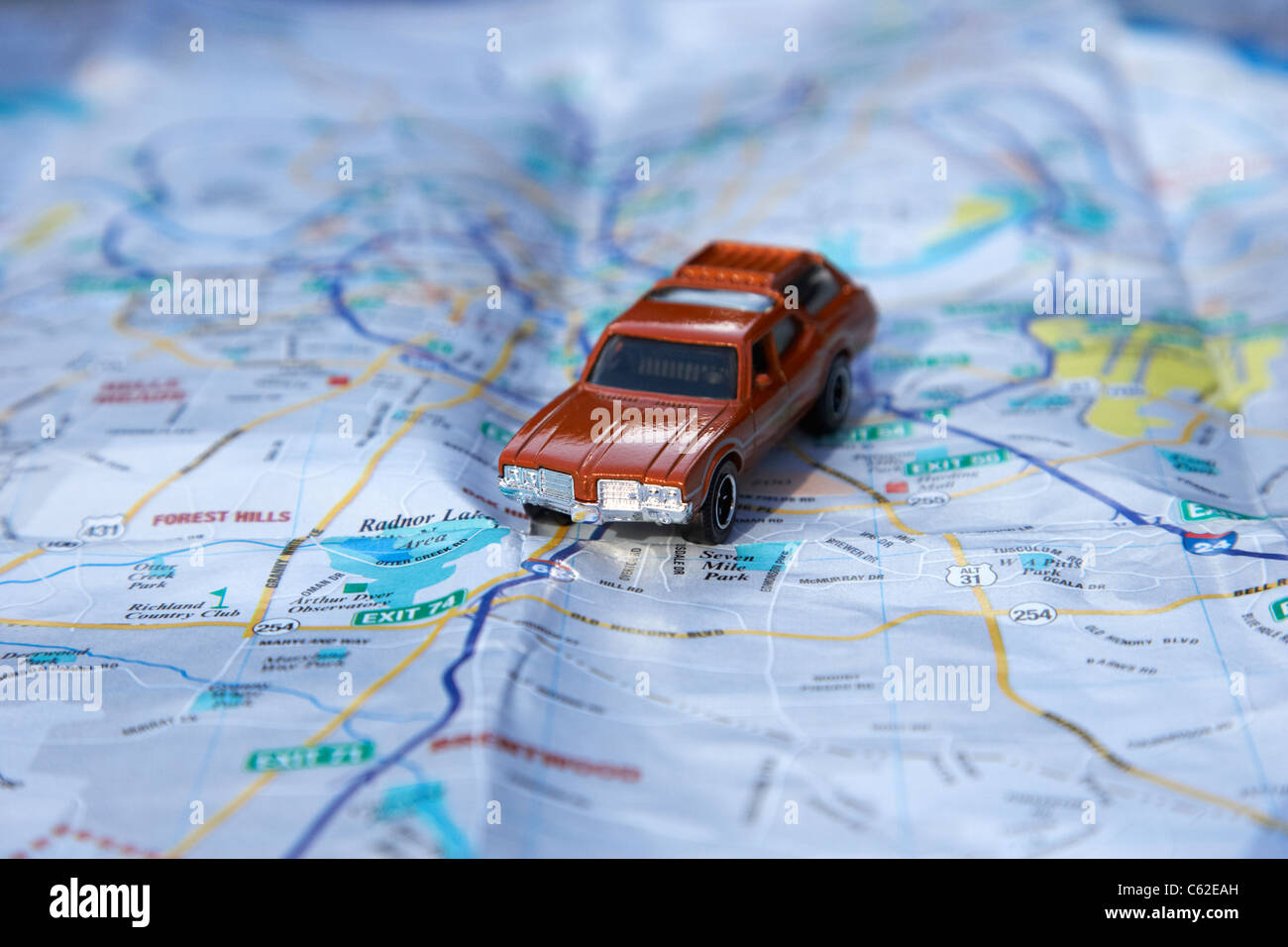 Modello di stile vecchia station wagon su una mappa della città di Nashville negli Stati Uniti Foto Stock