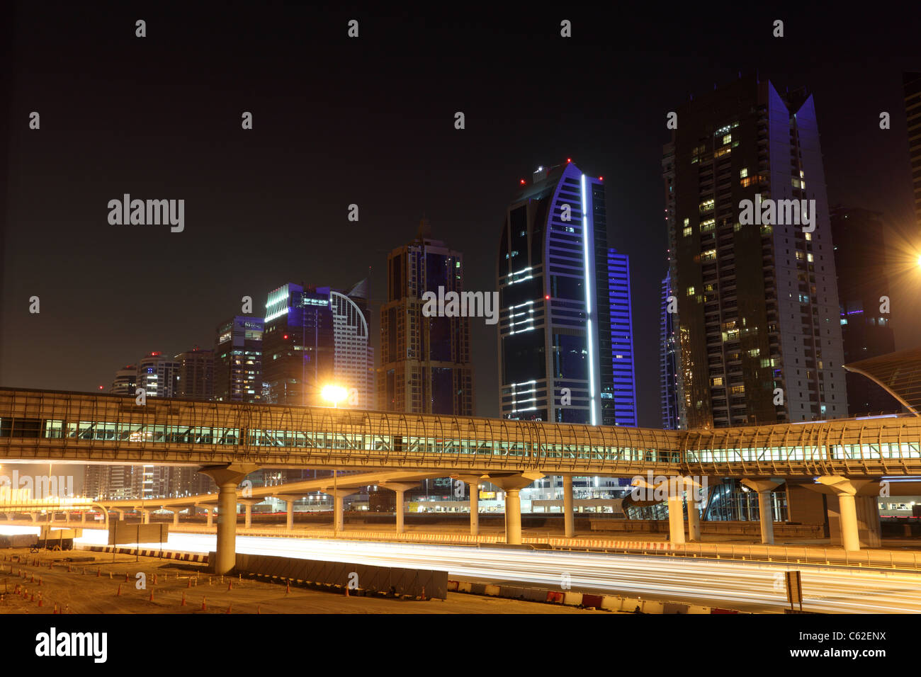 Sheikh Zayed Road di notte, Dubai Emirati Arabi Uniti Foto Stock