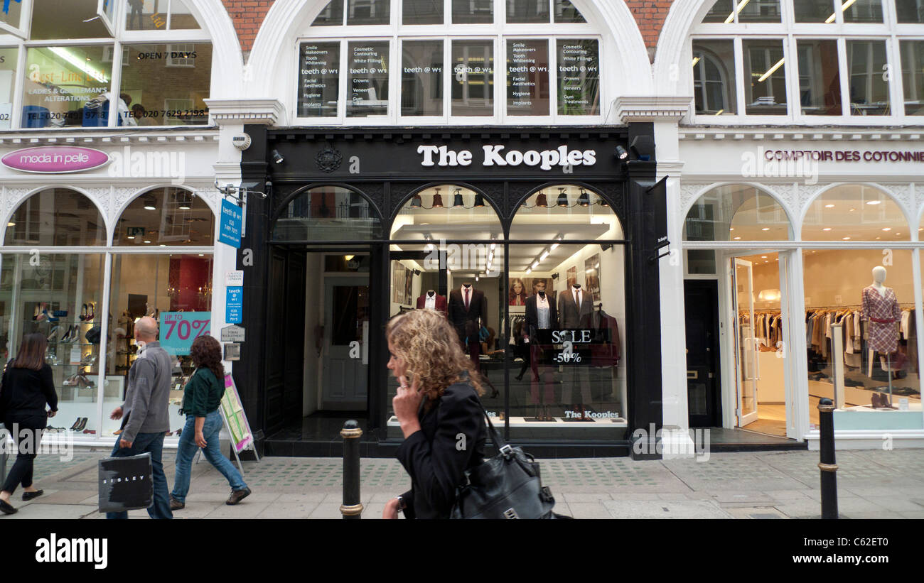 Pedoni su New Bond Street a piedi passato boutique francese La Kooples in London KATHY DEWITT Foto Stock