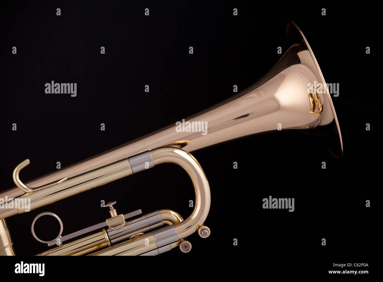 Un oro e tromba in ottone o cornet isolata contro uno sfondo nero. Foto Stock