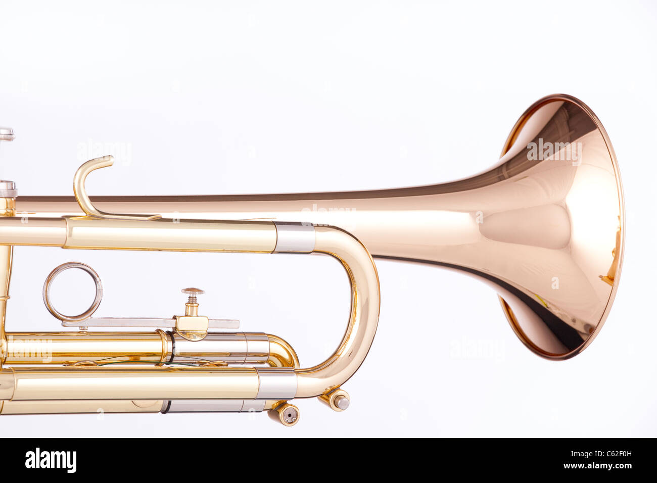 Un oro e tromba in ottone o cornet isolata contro uno sfondo bianco. Foto Stock