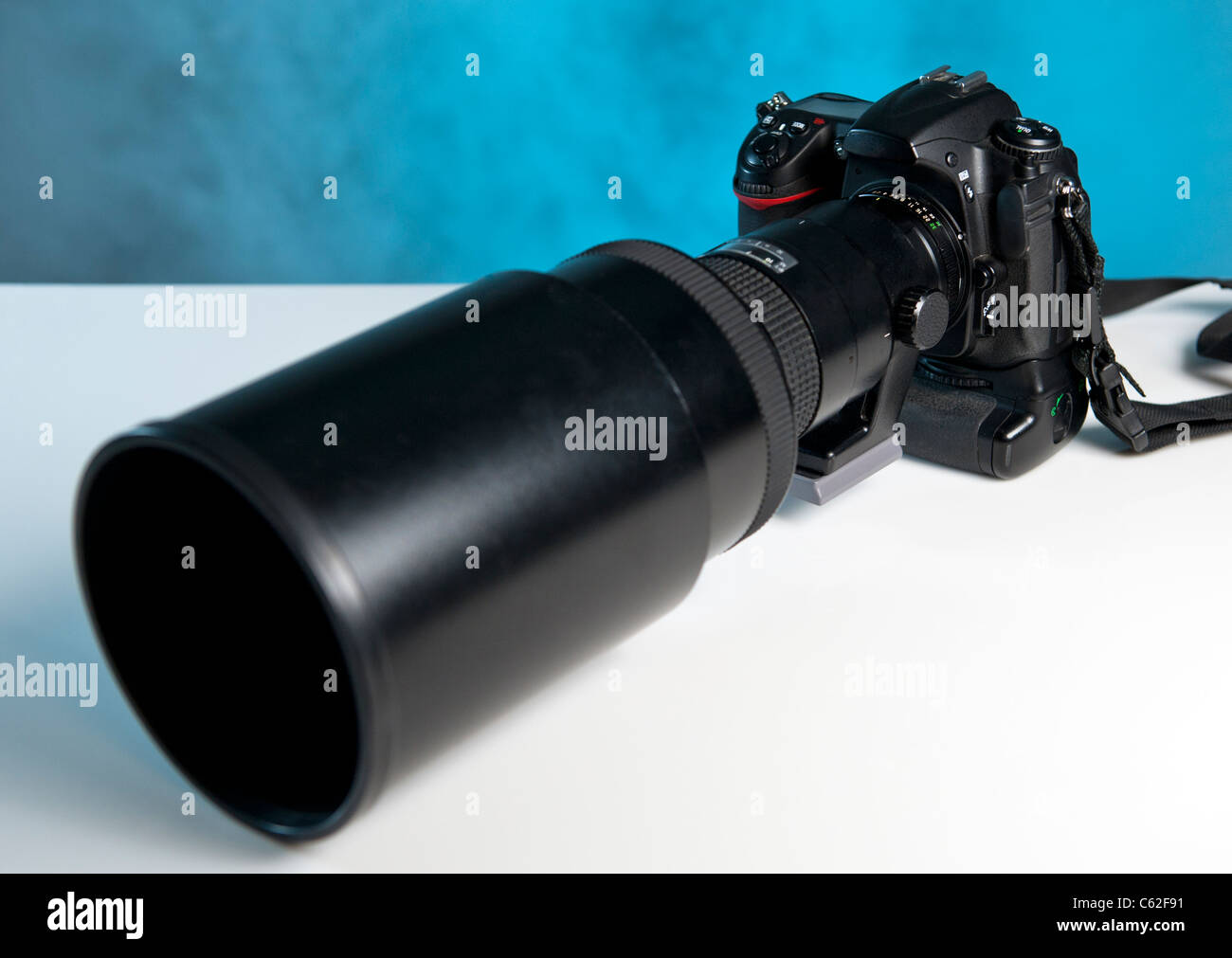 Reflex digitale con un lungo un teleobiettivo attaccata Foto Stock