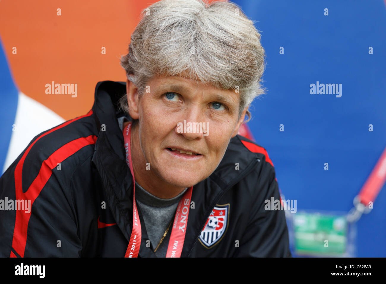 Stati Uniti d'America head coach Pia Sundhage sul banco del team prima di FIFA Coppa del Mondo Donne Group C match contro Columbia Luglio 2, 2011. Foto Stock