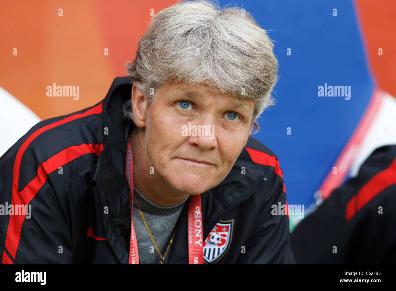 Stati Uniti d'America head coach Pia Sundhage sul banco del team prima di FIFA Coppa del Mondo Donne Group C match contro Columbia Luglio 2, 2011. Foto Stock