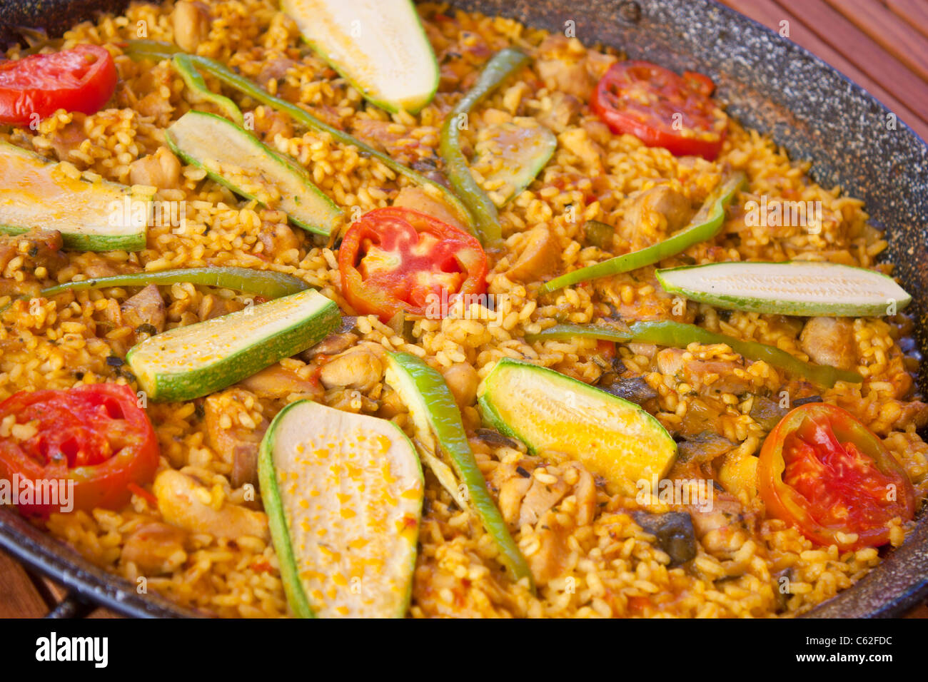 Lo spagnolo deliziosa paella di verdure come le zucchine e il pomodoro. Foto Stock