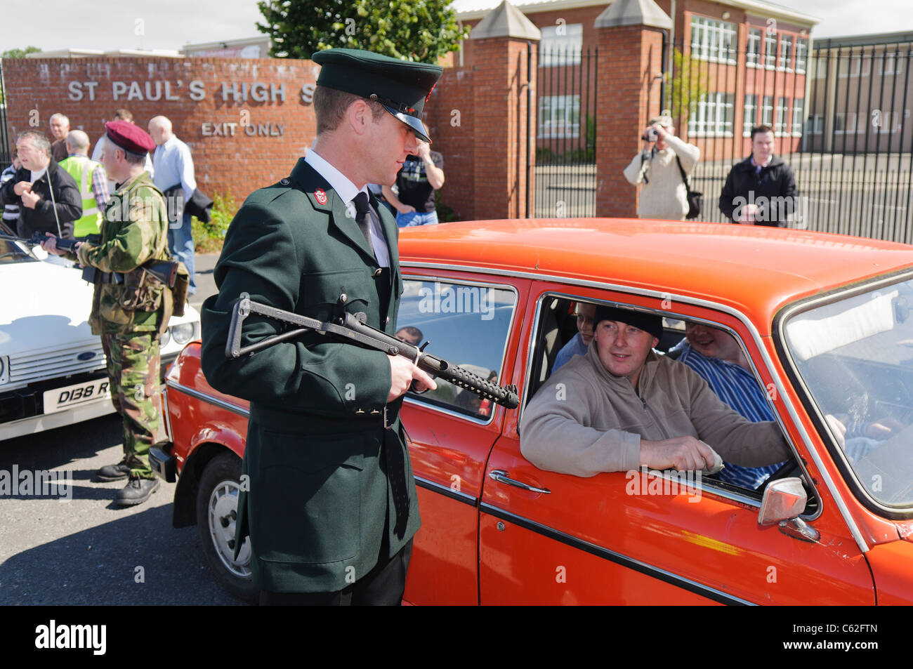 Uomini vestiti in RUC ed esercito uniformi reinterpreta un arresto e ricerca in Irlanda del Nord negli anni ottanta Foto Stock