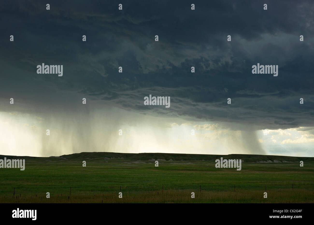 Le Badlands South Dakota SD scuro drammatico piovoso tempestoso con nuvole immagini foto vendita per su alamy horizontalin USA US ad alta risoluzione Foto Stock