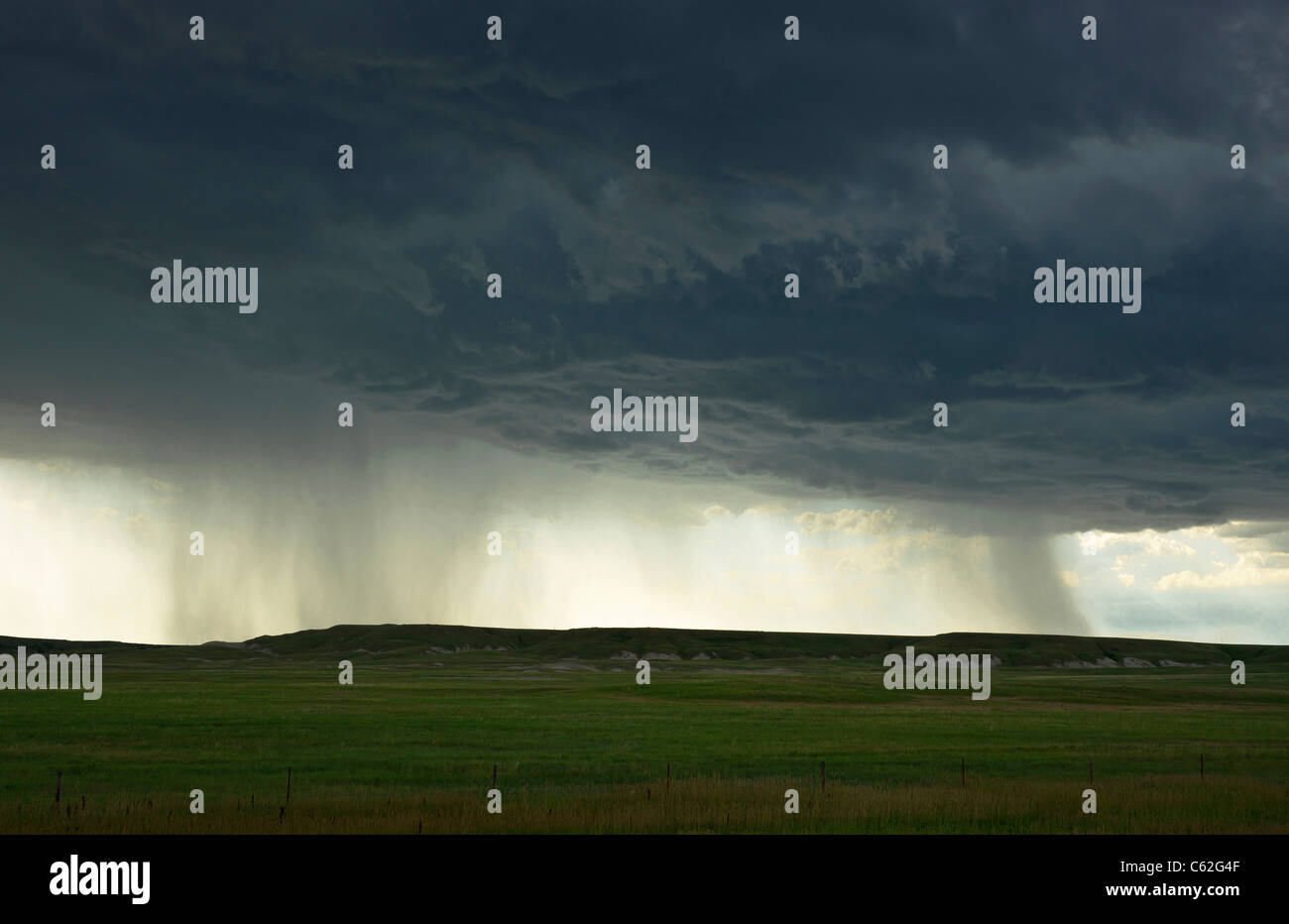 Nuvole piovose e scure sulle pianure del South Dakota USA vicino a Badlands paesaggio nuvoloso all'orizzonte nessuno ad alta risoluzione Foto Stock