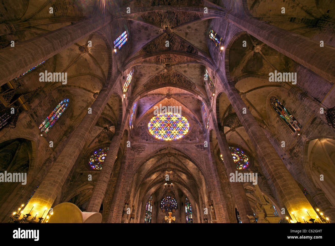 Basilica Cattedrale Palma Mallorca cappella interna, storico soffitto, gli archi e le colonne. Il vetro macchiato rosone. Al di sopra di altare. Foto Stock