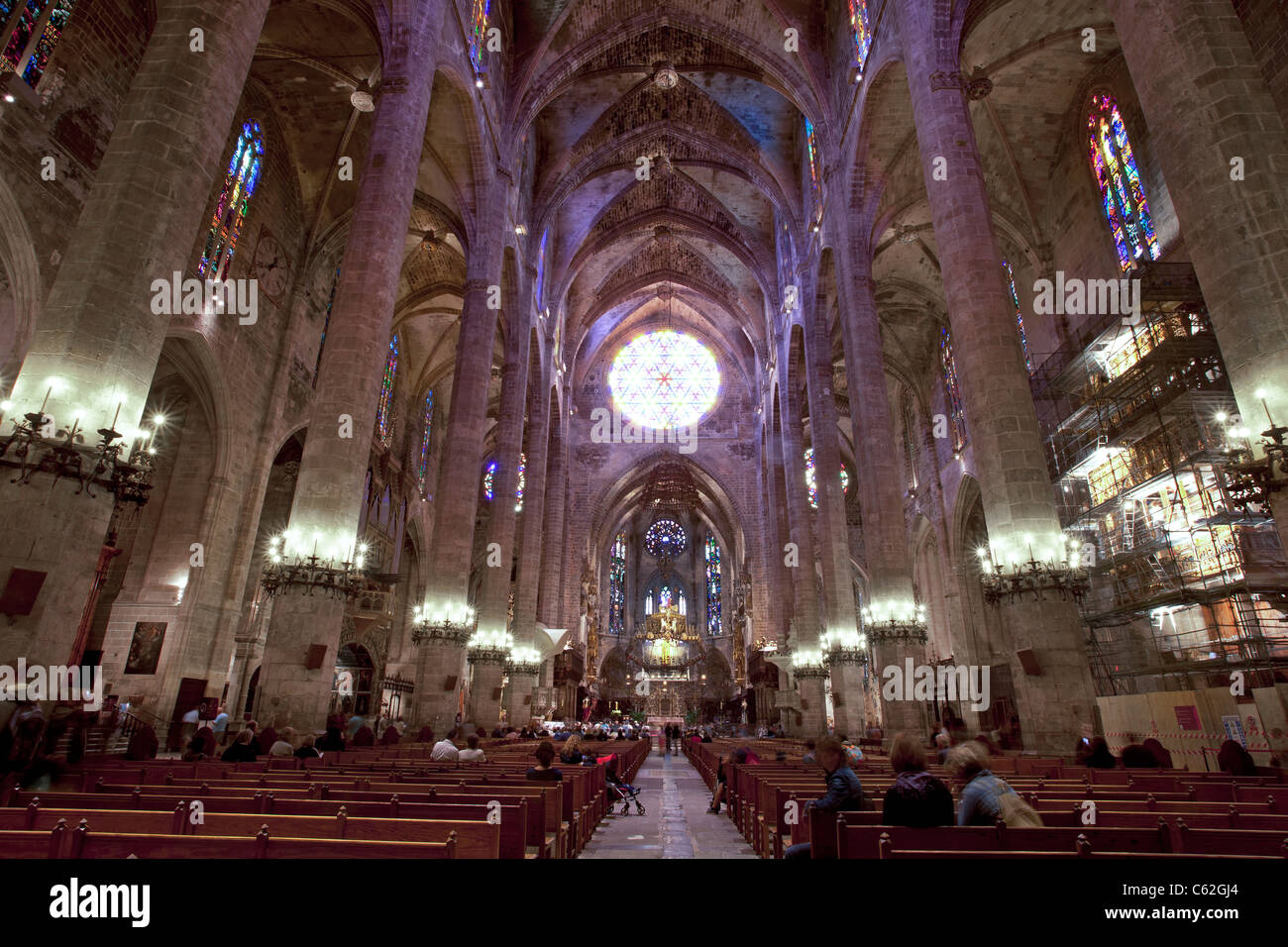 Basilica Cattedrale Palma Mallorca cappella interna, storico soffitto, gli archi e le colonne. Colorate rosone. cappella principale. Foto Stock