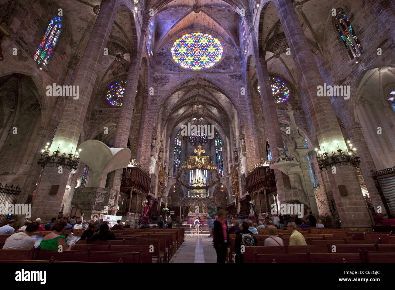 Basilica Cattedrale Palma Mallorca cappella interna, storico soffitto, gli archi e le colonne. Colorate rosone. Foto Stock