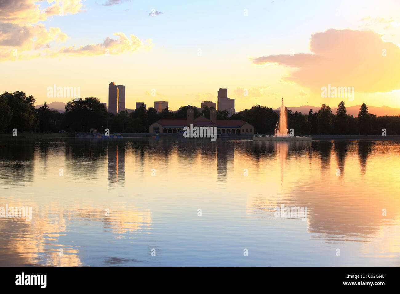 La vista del tramonto sul centro di Denver, Colorado. Immagine catturata a City Park nel lago Ferril Foto Stock