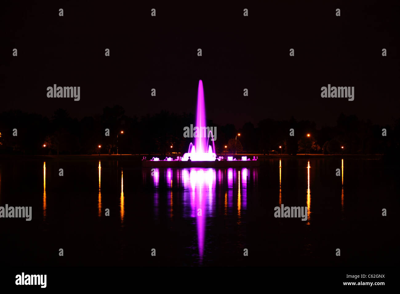 Una lunga esposizione immagine di Denver è prismatico storica fontana elettrica sul lago Ferril nel parco della città illuminata di notte. Foto Stock
