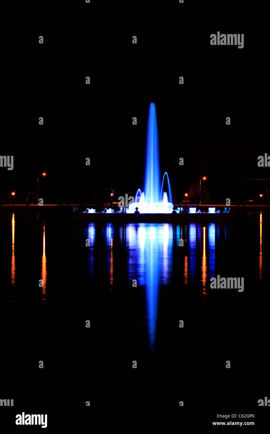 Una lunga esposizione immagine di Denver è prismatico storica fontana elettrica sul lago Ferril nel parco della città illuminata di notte. Foto Stock