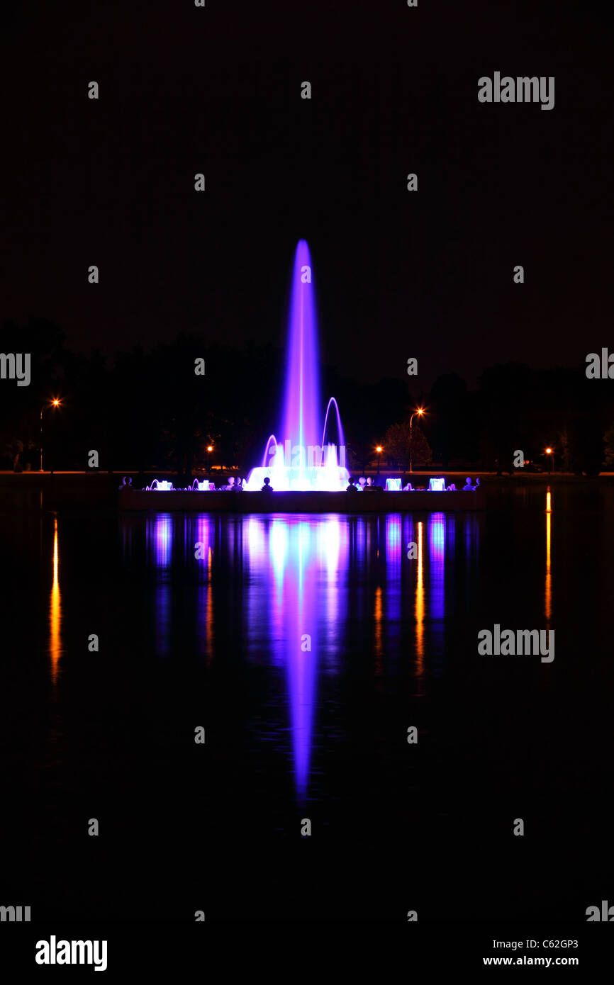 Una lunga esposizione immagine di Denver è prismatico storica fontana elettrica sul lago Ferril nel parco della città illuminata di notte. Foto Stock