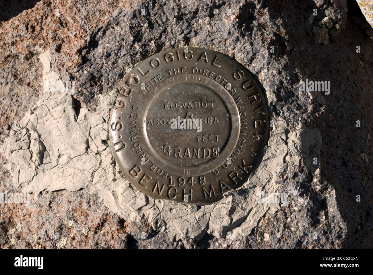 Un bench mark marker rilevato in corrispondenza del picco di Cerro Grande, identificando il vertice ufficiale, la quota e la data dell'indagine. Foto Stock