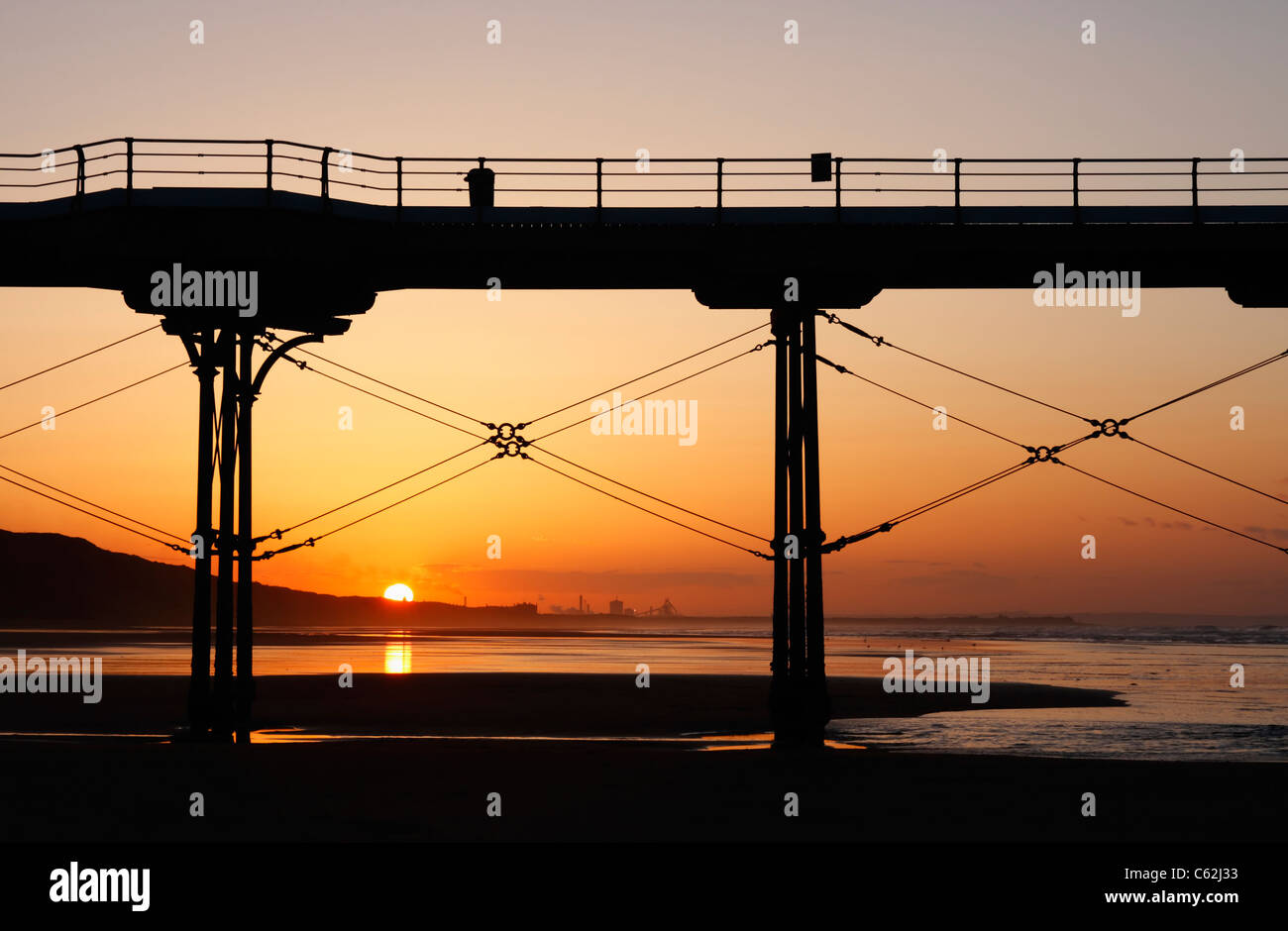 Tramonto sul Redcar dal molo vittoriano a Saltburn dal mare, Redcar & Cleveland, North East England, Regno Unito Foto Stock