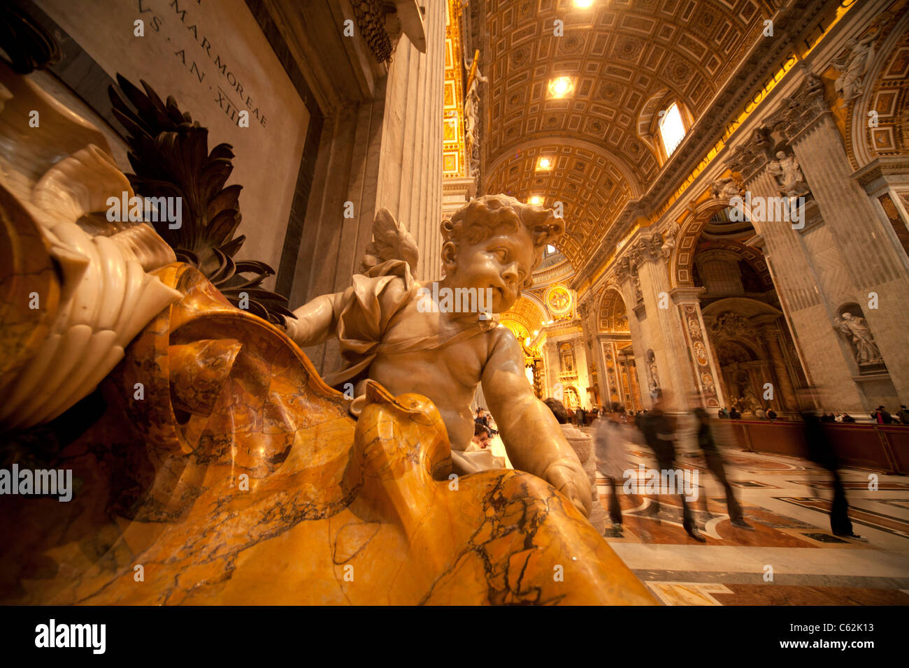 Angelo nella Basilica di San Pietro, Roma, Italia, Europa Foto Stock