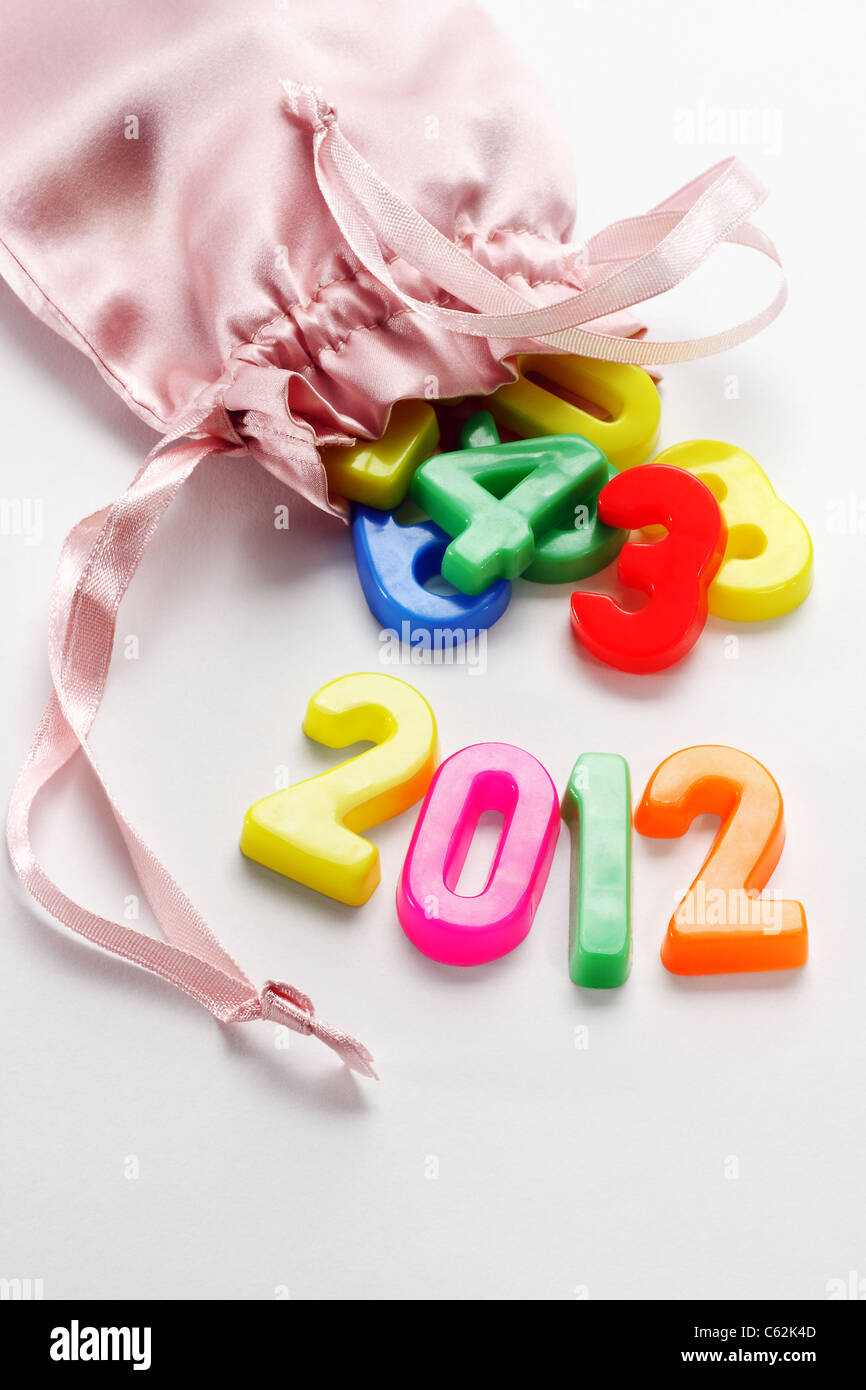 2012 Anno nuovo e colorato alfabeto di plastica di blocchi in bustina Foto Stock