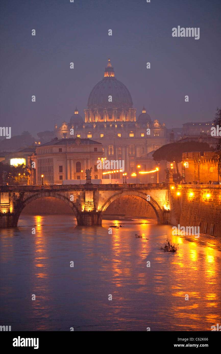La Basilica di San Pietro durante la notte, Roma, Italia, Europa Foto Stock