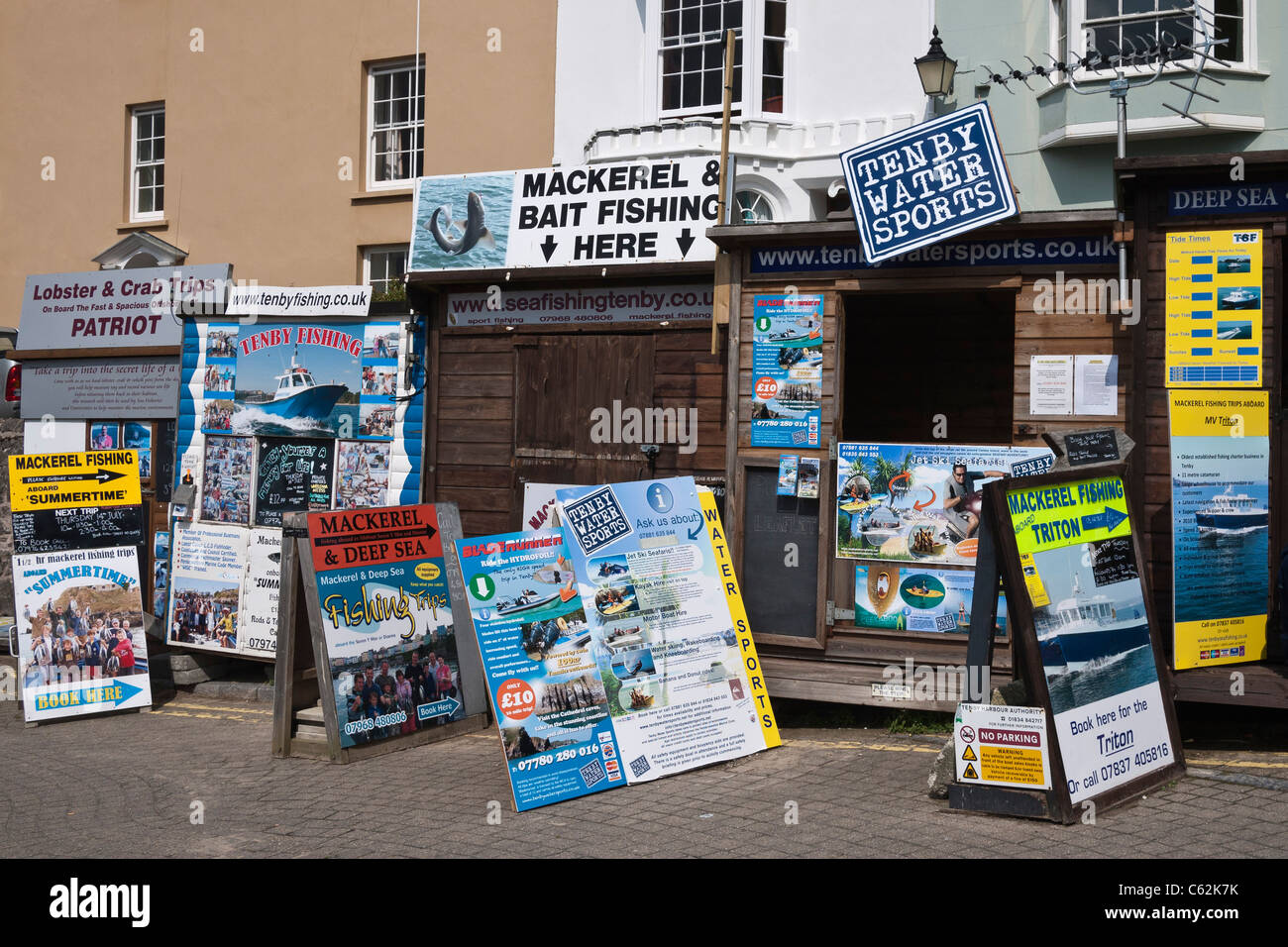 Tenby, prenotazione Hut per la pesca in mare, avvisi, segni, pubblicità, Pembrokeshire, South Wales, Regno Unito. Foto Stock