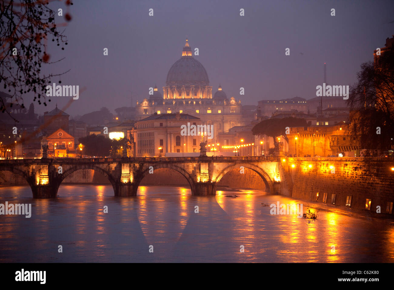 Il fiume Tevere con il ponte degli angeli e illuminata Basilica di San Pietro alla pioggia ora blu, Roma, Italia, Europa Foto Stock