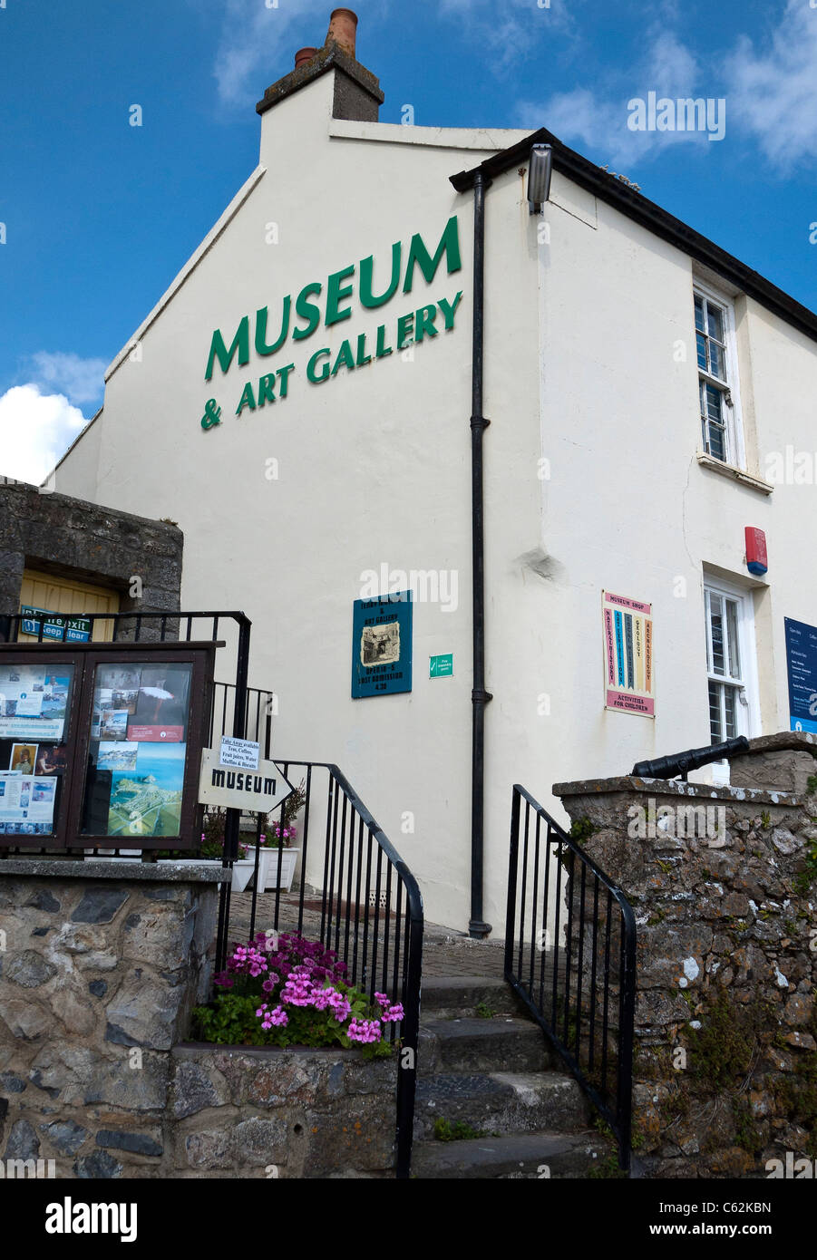 Tenby Museum & Art Gallery, la posizione sul mare, su un promontorio roccioso, Pembrokeshire, South Wales, Regno Unito. Foto Stock