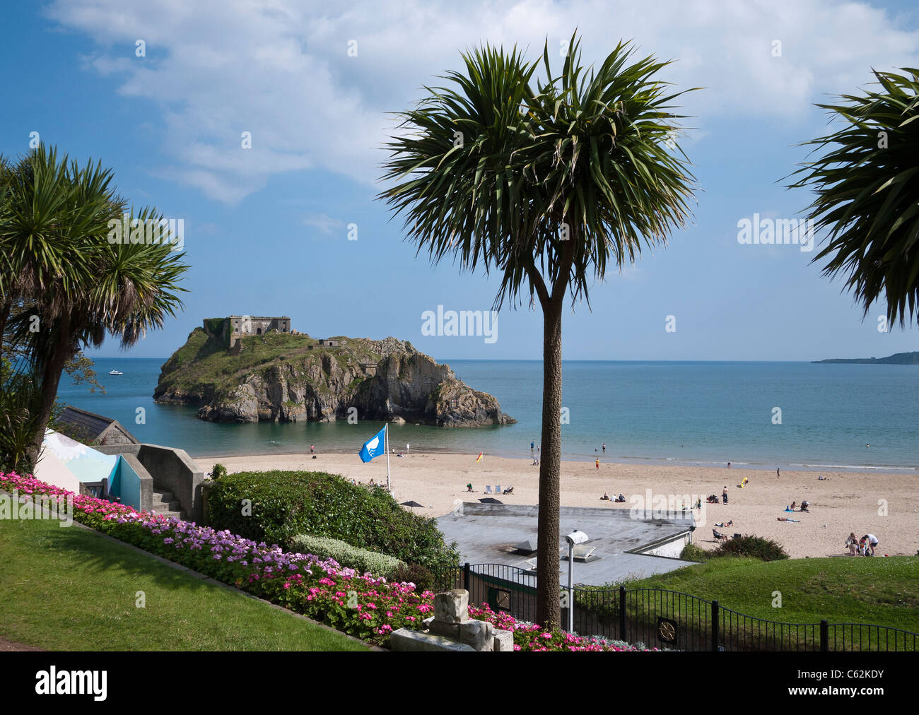 Tenby, sull'Isola di Santa Caterina e South Beach con palme, Pembrokeshire, South Wales, Regno Unito. Foto Stock