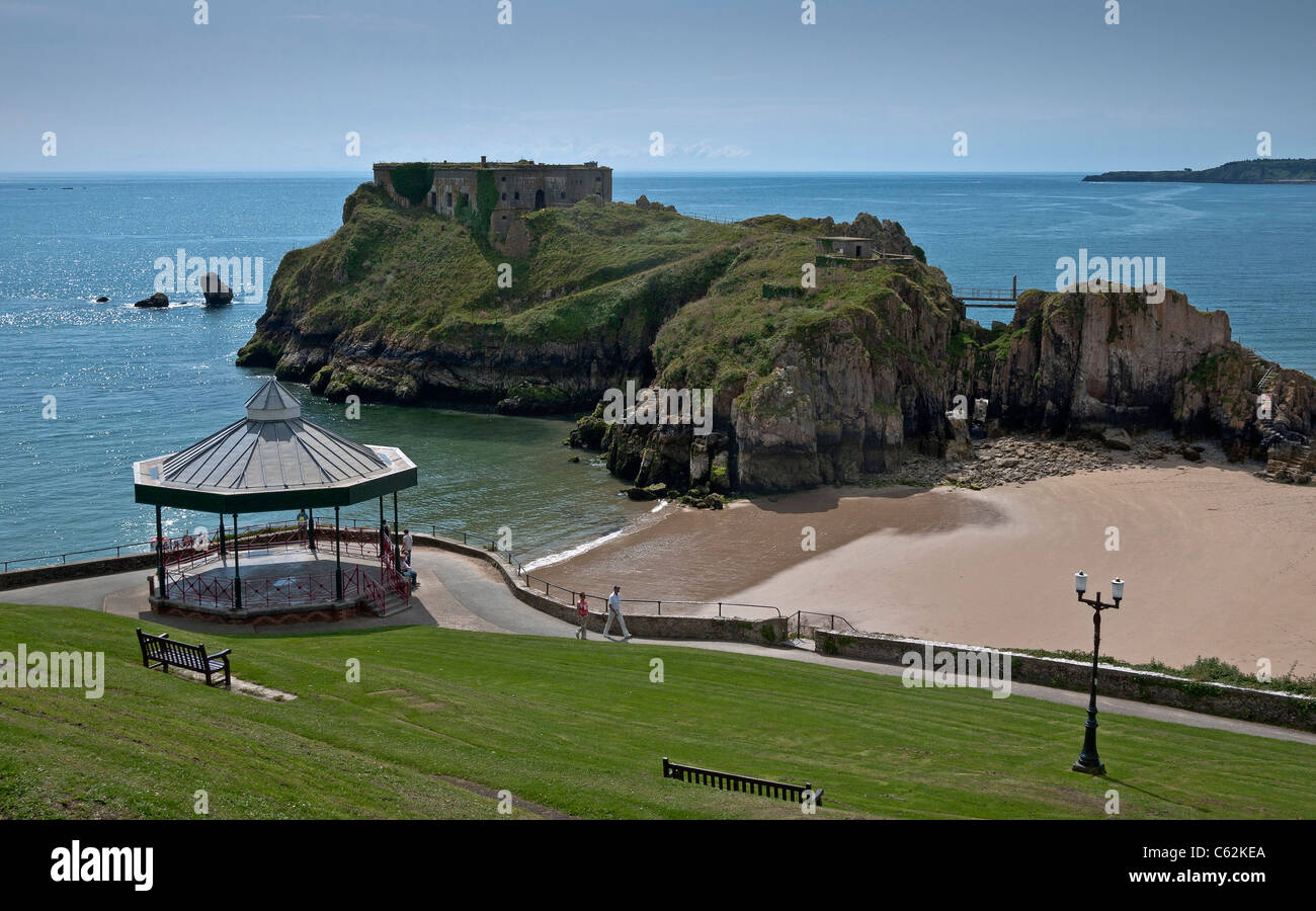 Tenby, sull'Isola di Santa Caterina, Old Fort e spiaggia, Pembrokeshire, South Wales, Regno Unito Foto Stock