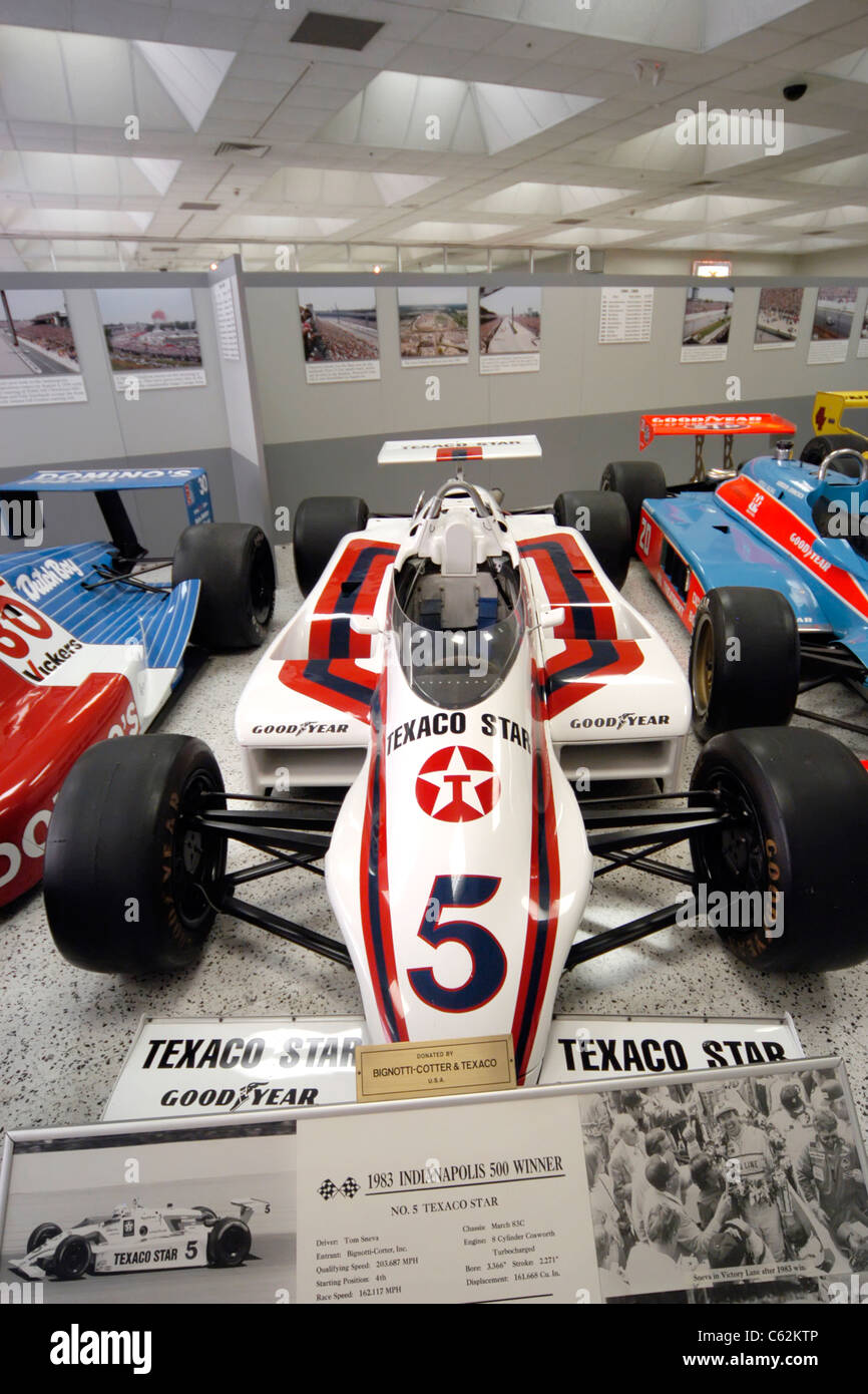 Il 1983 Indianapolis 500 vettura vincente Texaco Star, pilotato da Tom Sineva. Altre voci sul display includere trofei e placche Foto Stock
