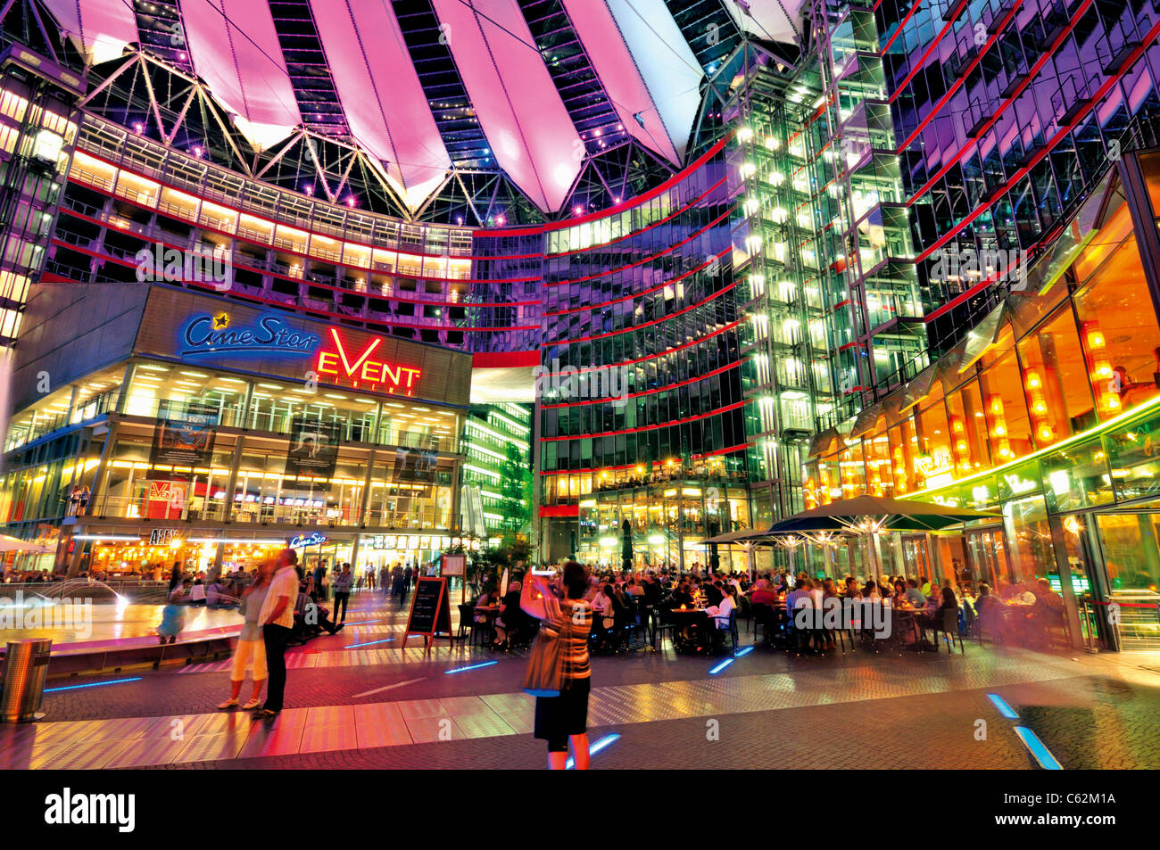 Germania Berlino: orologio notturno illumina il Sony Center di Potsdamer Platz Foto Stock