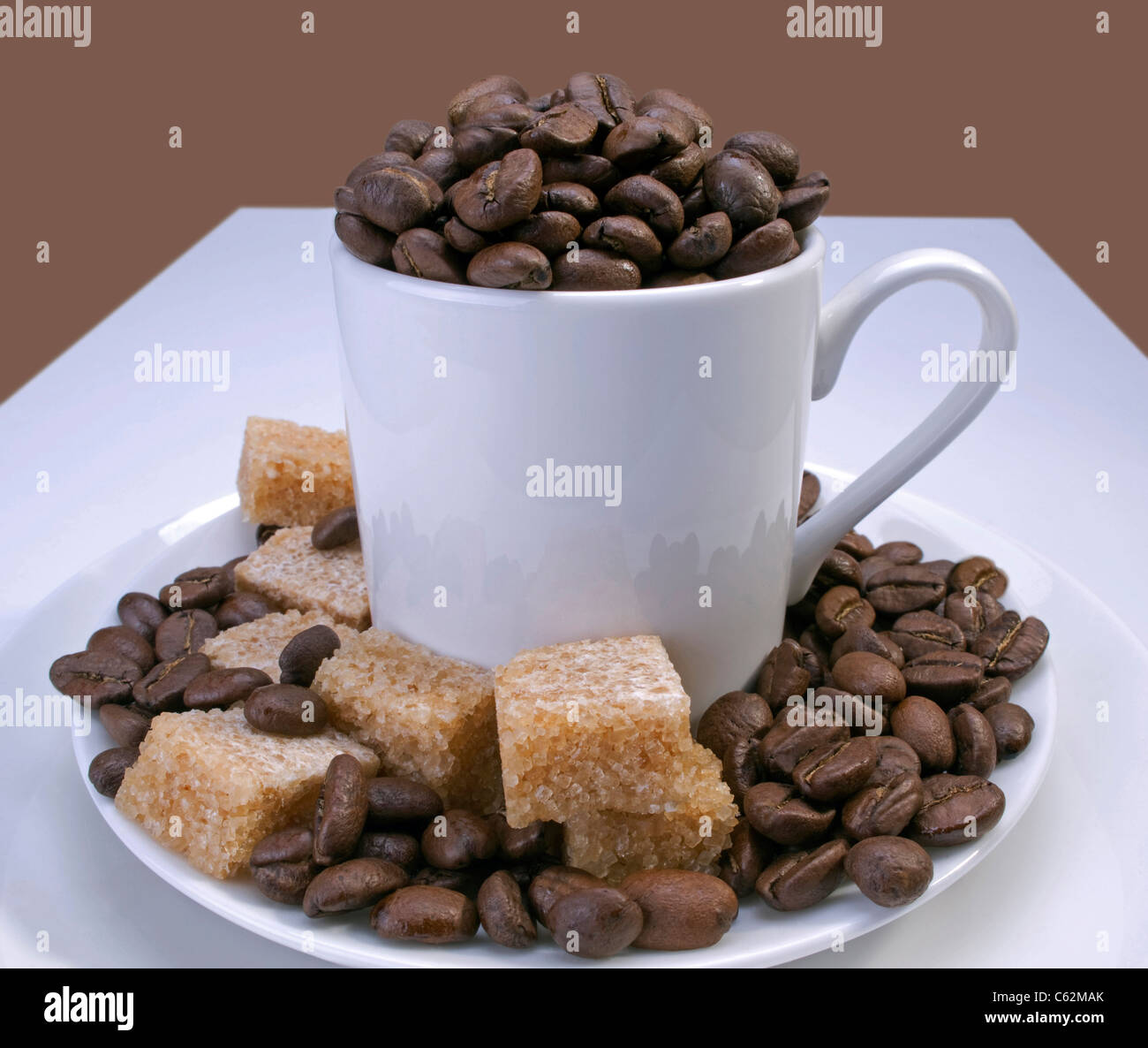 Tazza di chicchi di caffè con zucchero di canna Foto Stock