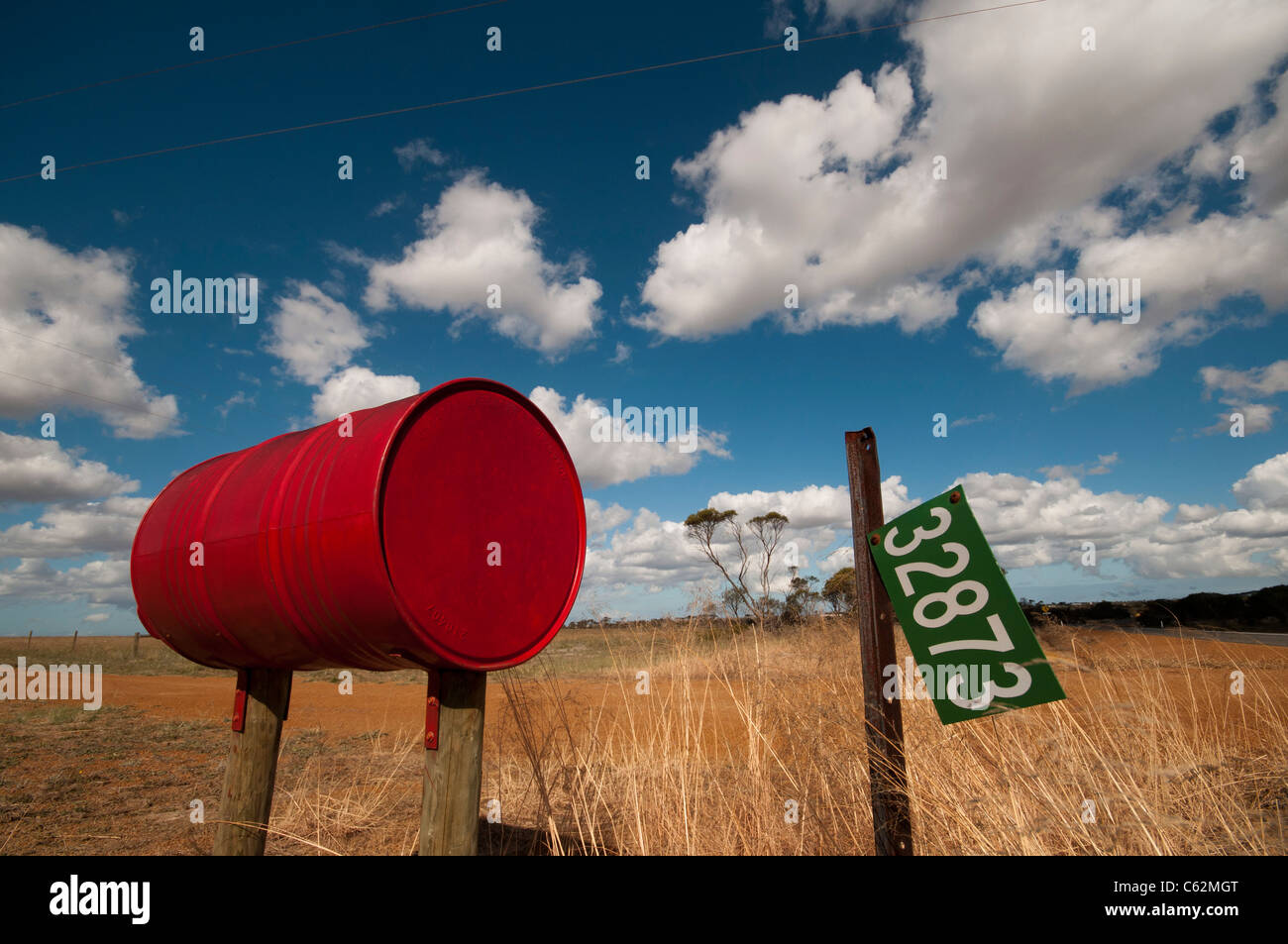 Un australiano cassetta postale del paese costituito da un olio riciclato tamburo Foto Stock