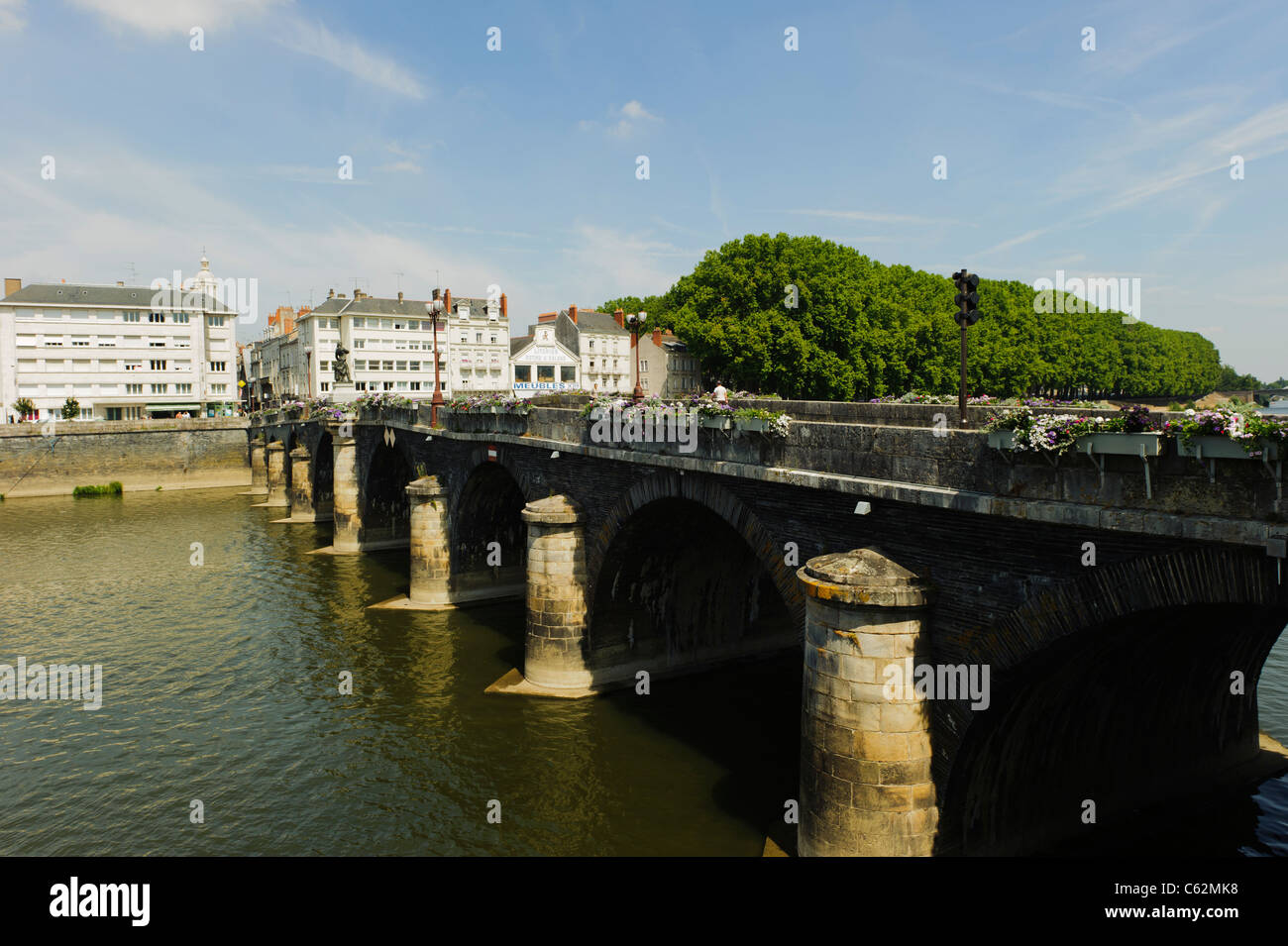 Angers il ponte di pietra e la statua Foto Stock