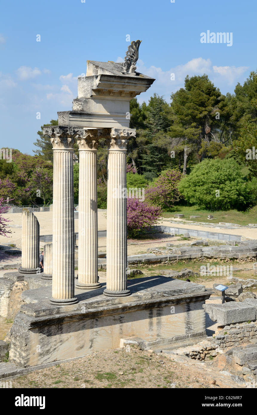 Tempio romano e colonne corinzie presso le rovine Romane di Glanum, vicino a Saint-Rémy-de-Provence, Provenza, Francia Foto Stock