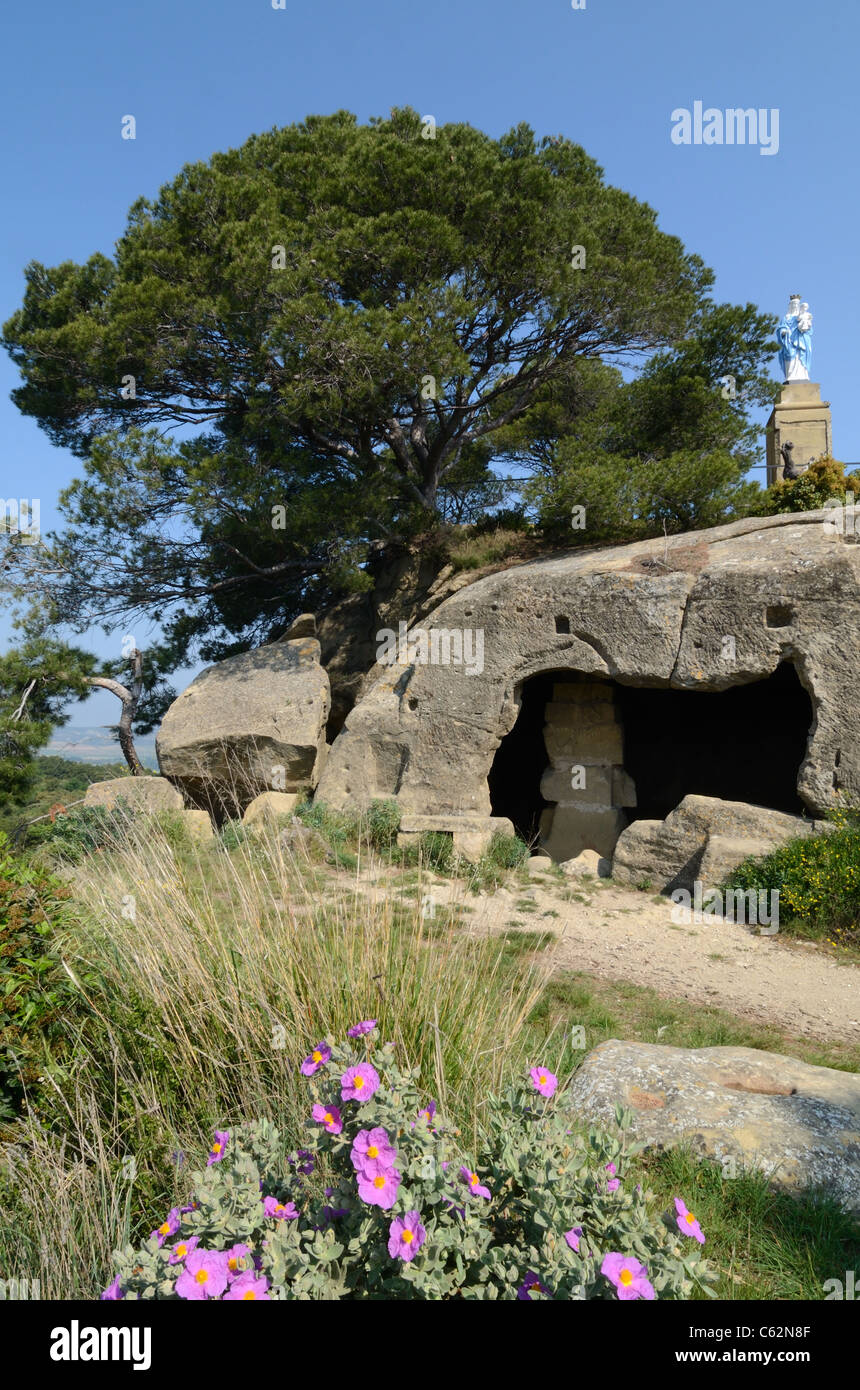 Casa troglodita, taglio di roccia intagliato o dimora in grotta alle Grotte di Calès, Lamanon, Provenza, Francia Foto Stock